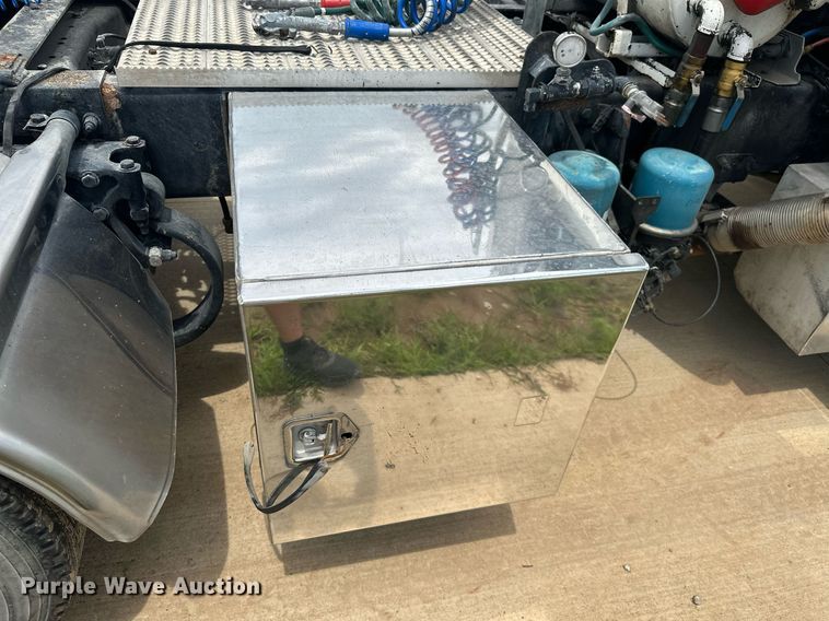 image for item ML9069 2010 Peterbilt 386  semi truck