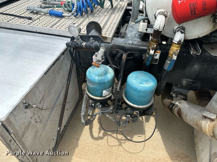 image for item ML9069 2010 Peterbilt 386  semi truck