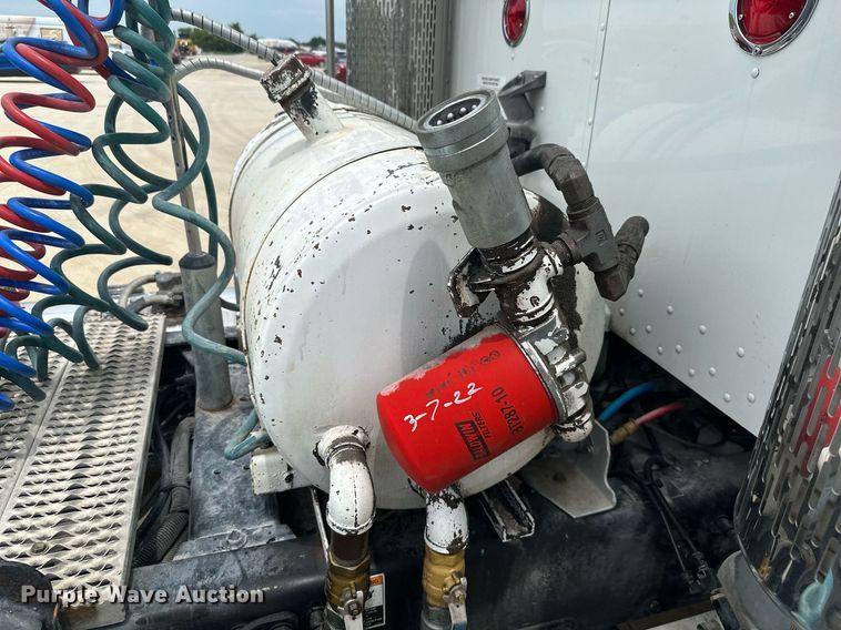 image for item ML9069 2010 Peterbilt 386  semi truck