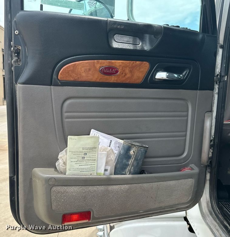 image for item ML9069 2010 Peterbilt 386  semi truck