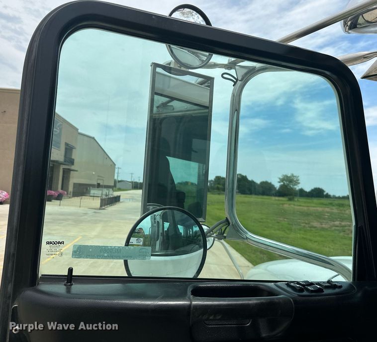 image for item ML9069 2010 Peterbilt 386  semi truck