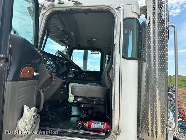 image for item ML9069 2010 Peterbilt 386  semi truck