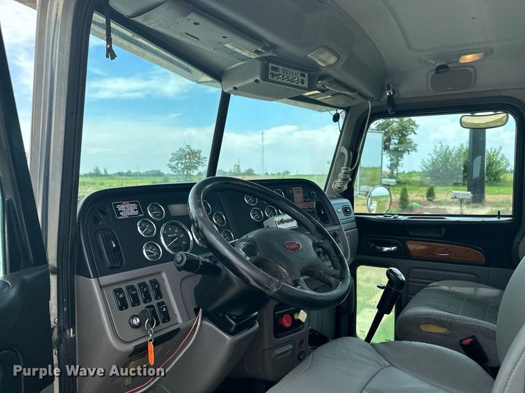 image for item ML9069 2010 Peterbilt 386  semi truck