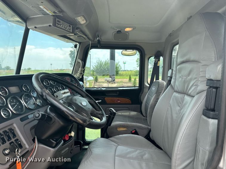 image for item ML9069 2010 Peterbilt 386  semi truck