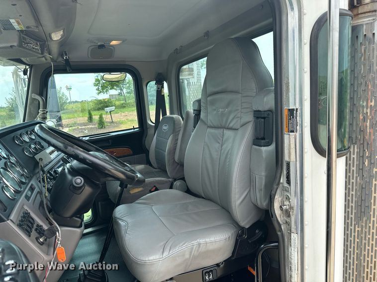 image for item ML9069 2010 Peterbilt 386  semi truck