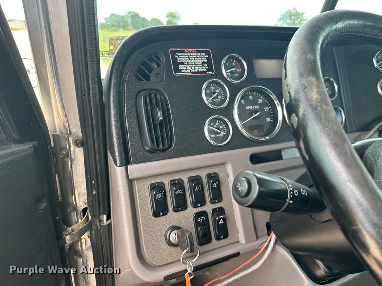 image for item ML9069 2010 Peterbilt 386  semi truck