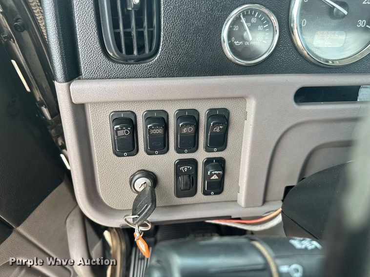 image for item ML9069 2010 Peterbilt 386  semi truck