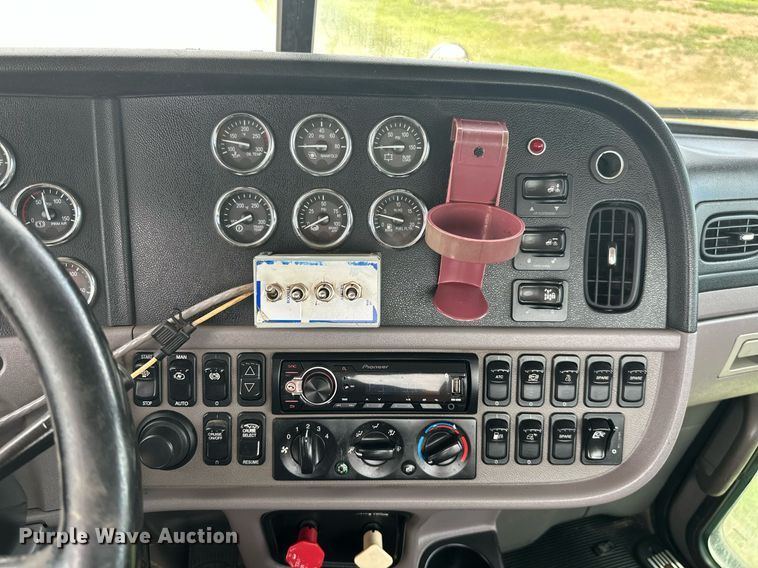 image for item ML9069 2010 Peterbilt 386  semi truck