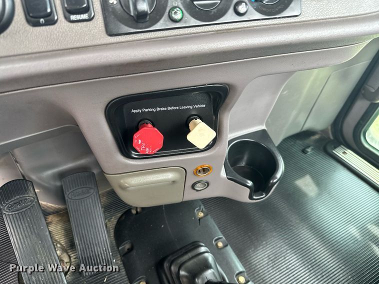 image for item ML9069 2010 Peterbilt 386  semi truck