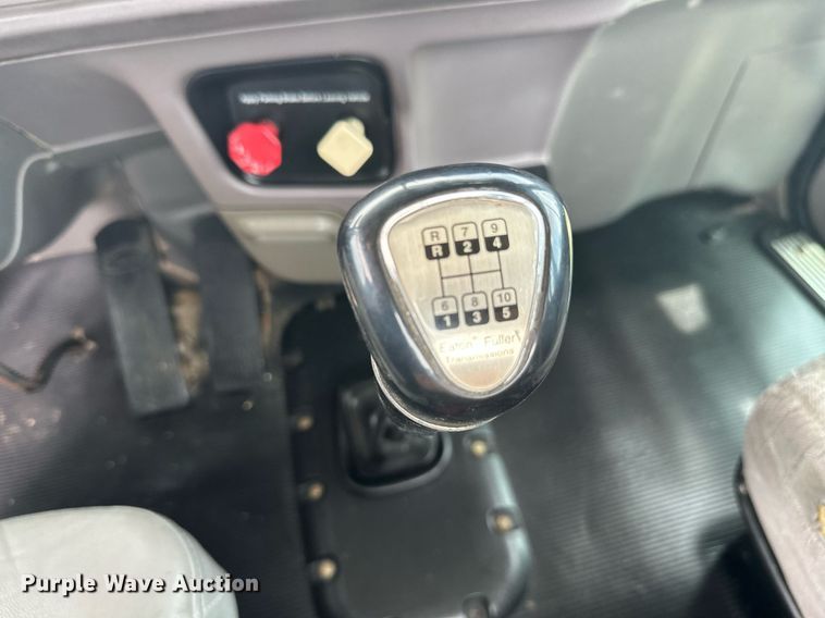 image for item ML9069 2010 Peterbilt 386  semi truck