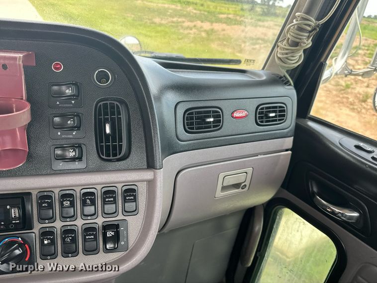 image for item ML9069 2010 Peterbilt 386  semi truck