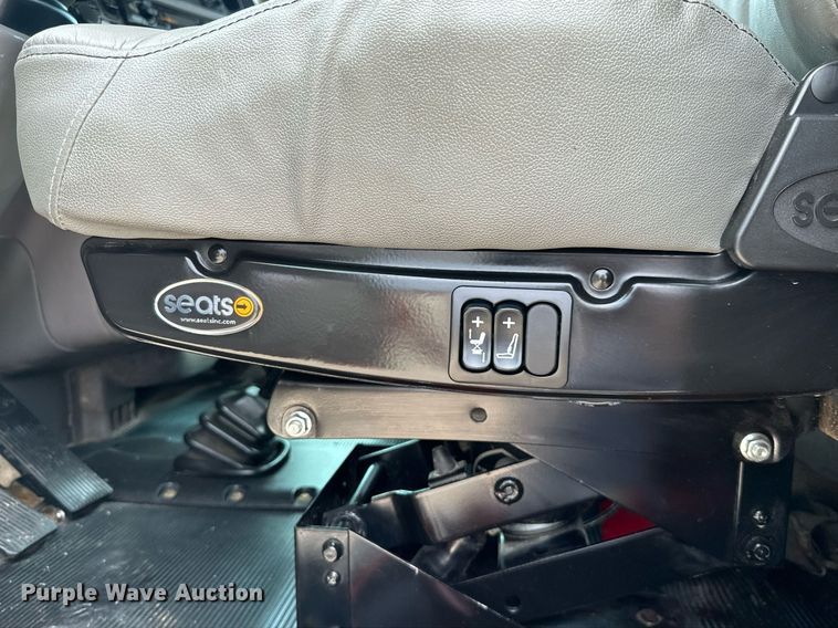 image for item ML9069 2010 Peterbilt 386  semi truck