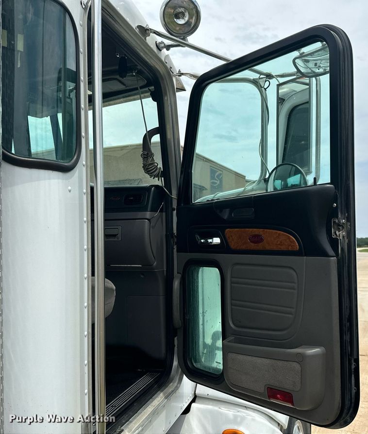 image for item ML9069 2010 Peterbilt 386  semi truck