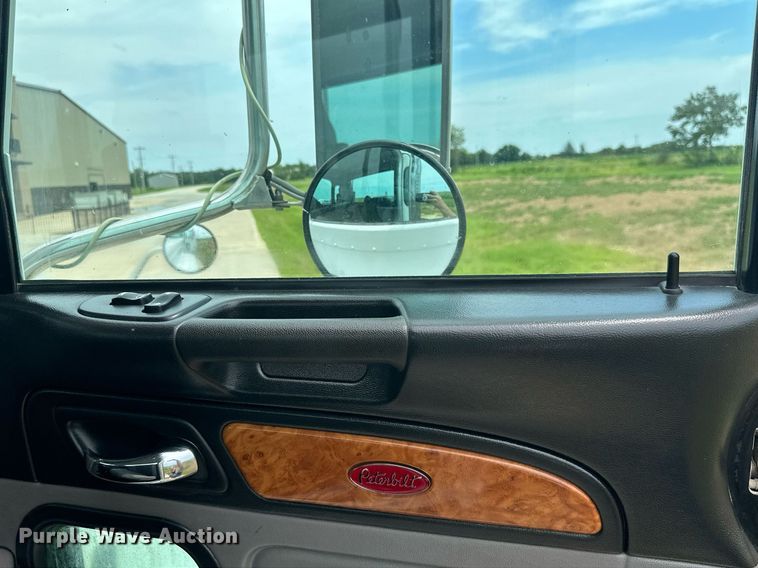 image for item ML9069 2010 Peterbilt 386  semi truck