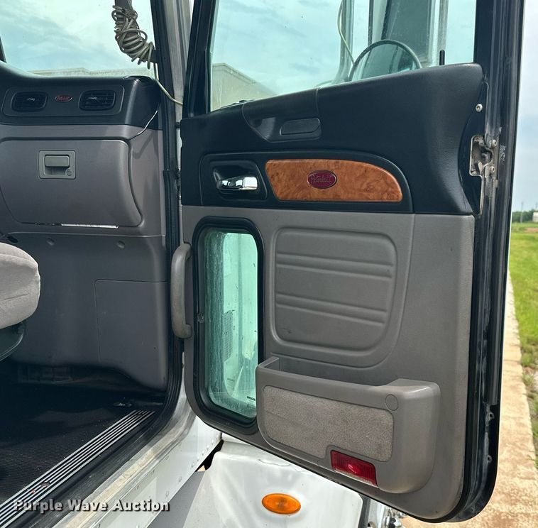 image for item ML9069 2010 Peterbilt 386  semi truck