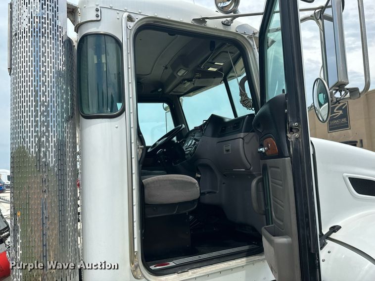 image for item ML9069 2010 Peterbilt 386  semi truck