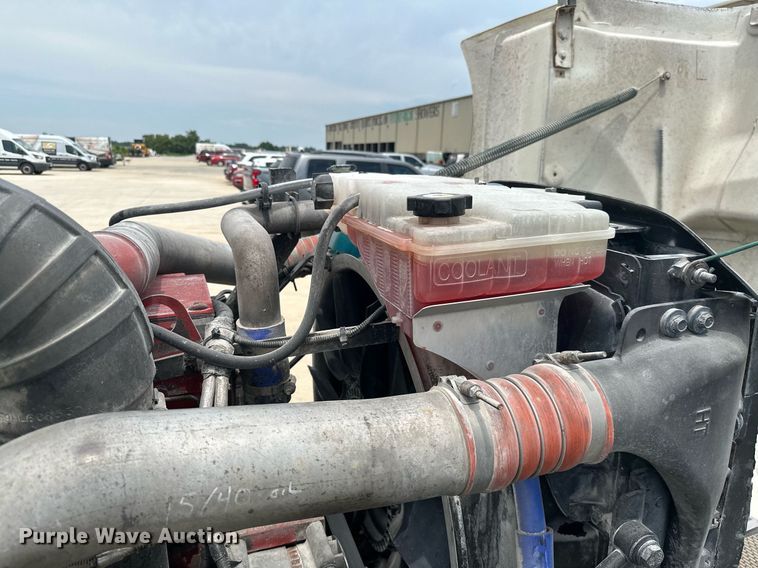 image for item ML9069 2010 Peterbilt 386  semi truck