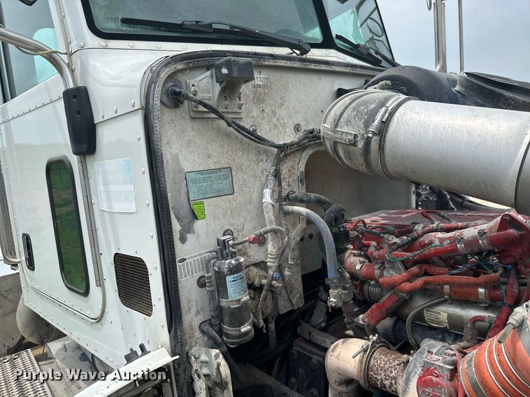 image for item ML9069 2010 Peterbilt 386  semi truck