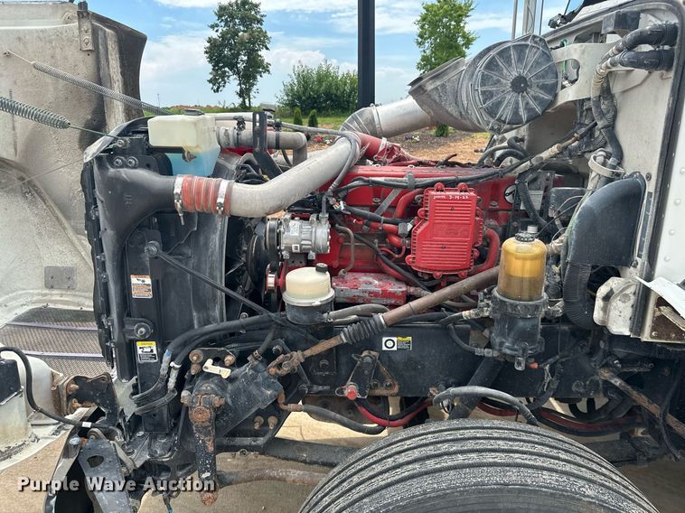 image for item ML9069 2010 Peterbilt 386  semi truck