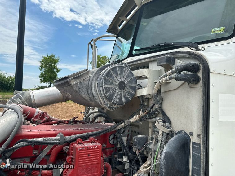 image for item ML9069 2010 Peterbilt 386  semi truck