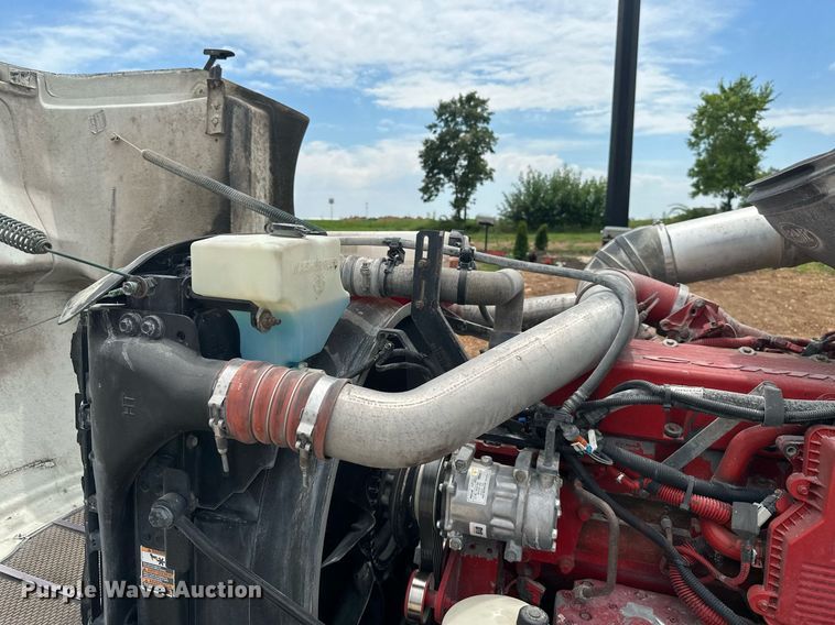 image for item ML9069 2010 Peterbilt 386  semi truck