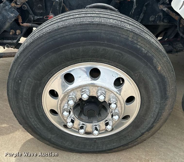 image for item ML9069 2010 Peterbilt 386  semi truck