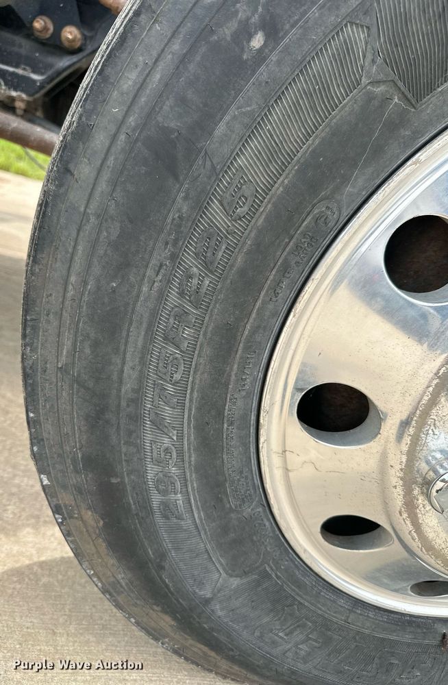 image for item ML9069 2010 Peterbilt 386  semi truck