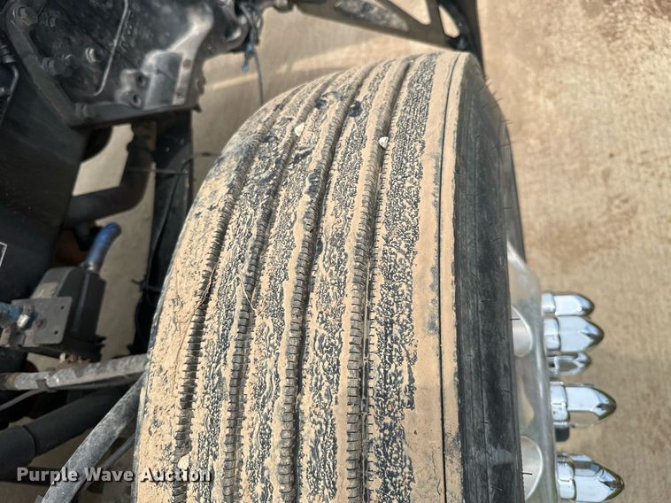 image for item ML9069 2010 Peterbilt 386  semi truck