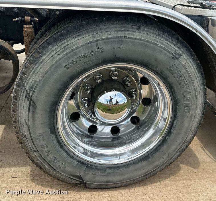 image for item ML9069 2010 Peterbilt 386  semi truck