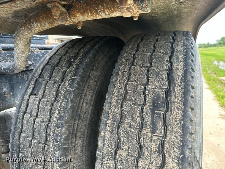 image for item ML9069 2010 Peterbilt 386  semi truck