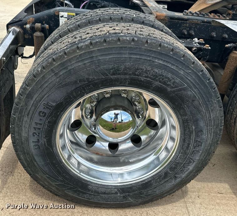 image for item ML9069 2010 Peterbilt 386  semi truck