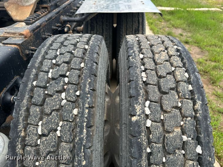 image for item ML9069 2010 Peterbilt 386  semi truck