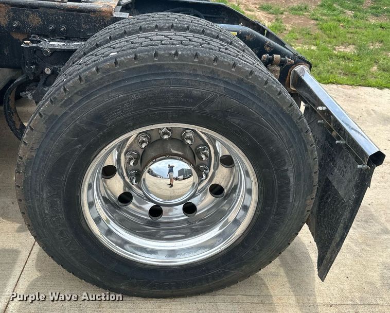 image for item ML9069 2010 Peterbilt 386  semi truck