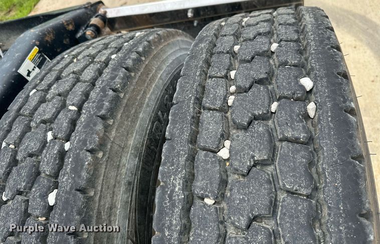 image for item ML9069 2010 Peterbilt 386  semi truck