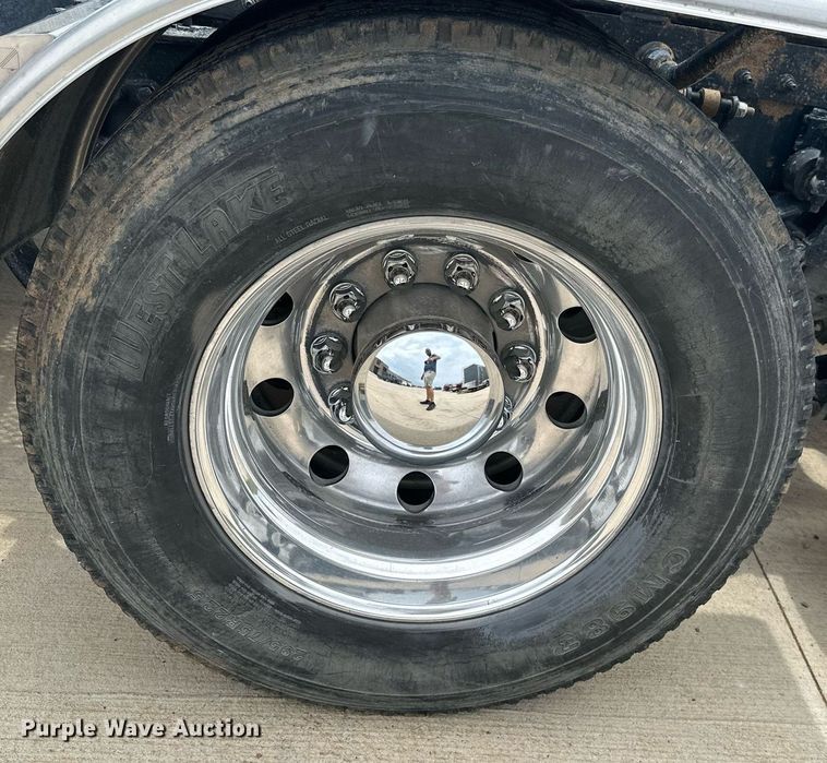 image for item ML9069 2010 Peterbilt 386  semi truck