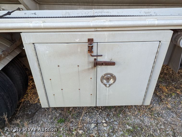 image for item MN9847 1983 Fruehauf TAG-R2-EDT-9250  tank trailer