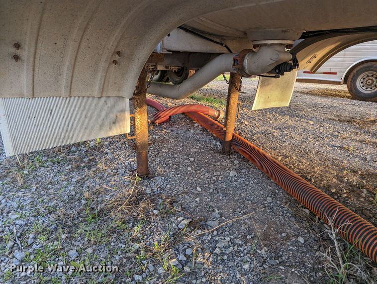 image for item MN9847 1983 Fruehauf TAG-R2-EDT-9250  tank trailer