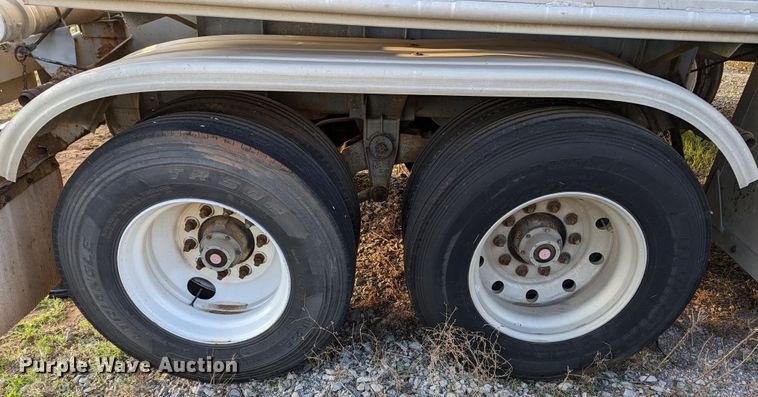 image for item MN9847 1983 Fruehauf TAG-R2-EDT-9250  tank trailer