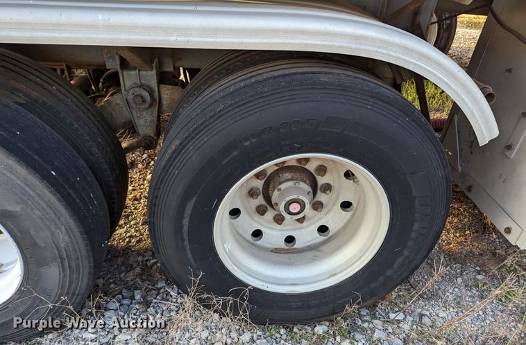 image for item MN9847 1983 Fruehauf TAG-R2-EDT-9250  tank trailer