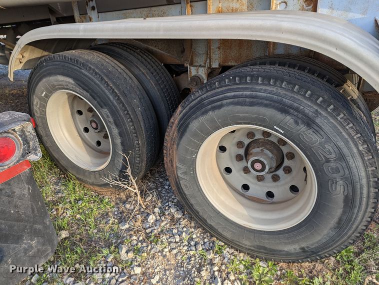 image for item MN9847 1983 Fruehauf TAG-R2-EDT-9250  tank trailer