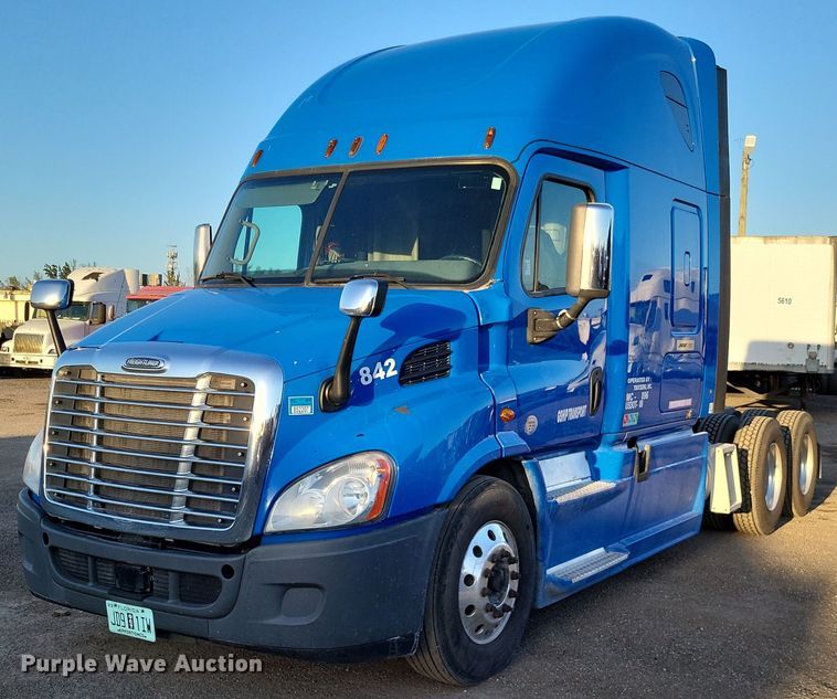 image for item MO9668 2015 Freightliner Cascadia 113  semi truck