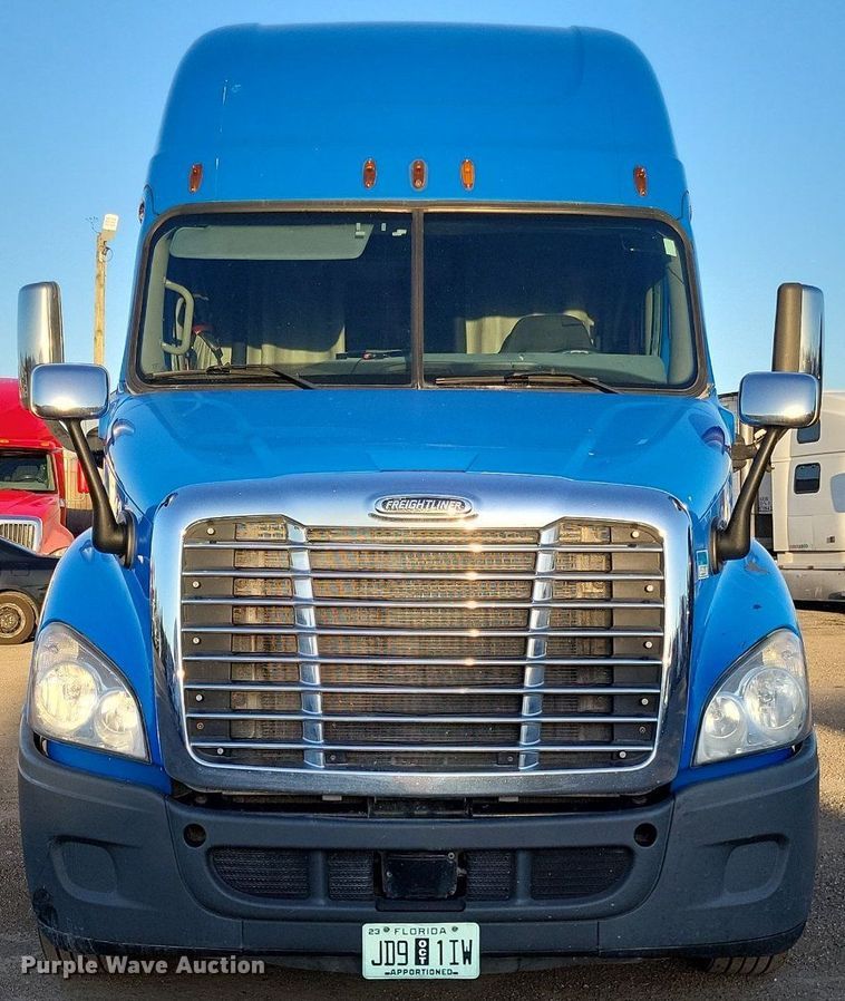 image for item MO9668 2015 Freightliner Cascadia 113  semi truck