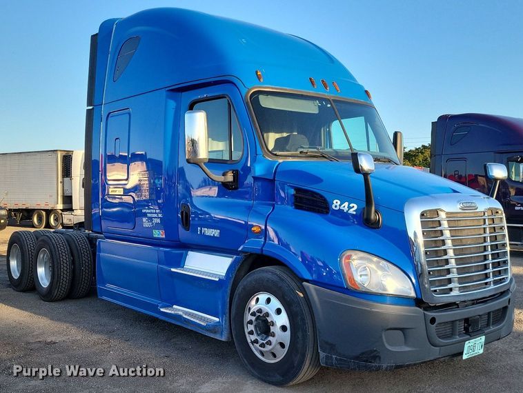 image for item MO9668 2015 Freightliner Cascadia 113  semi truck