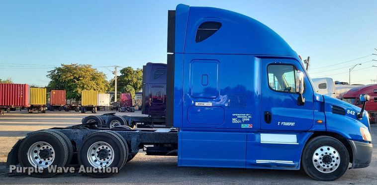 image for item MO9668 2015 Freightliner Cascadia 113  semi truck