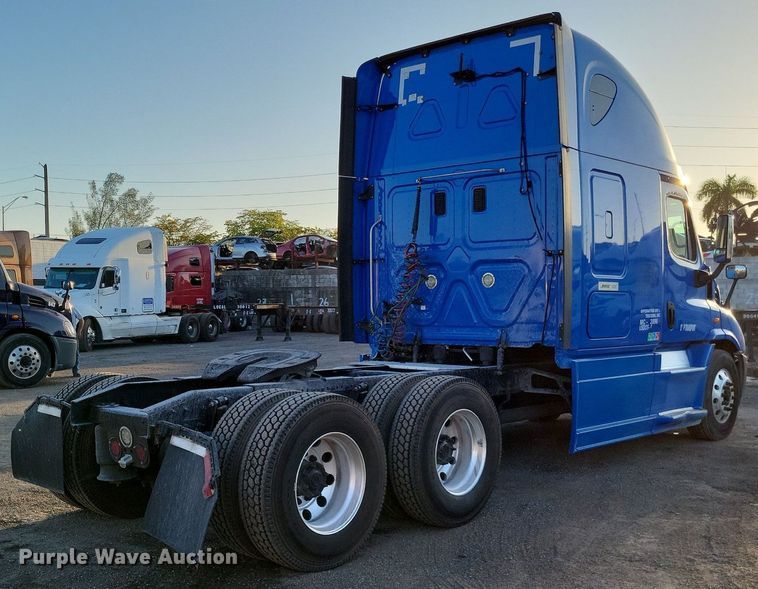 image for item MO9668 2015 Freightliner Cascadia 113  semi truck