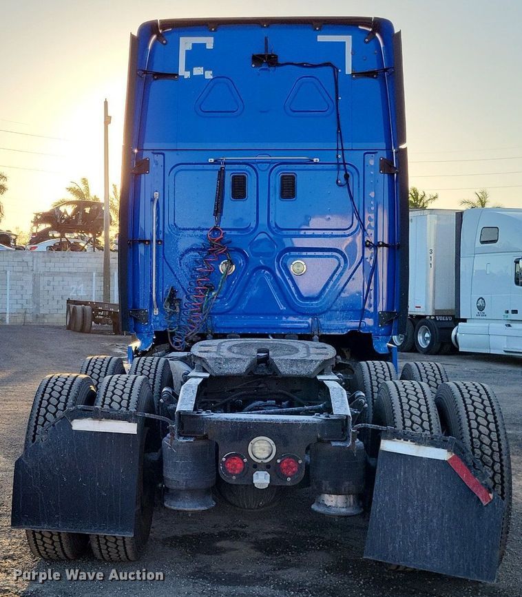 image for item MO9668 2015 Freightliner Cascadia 113  semi truck