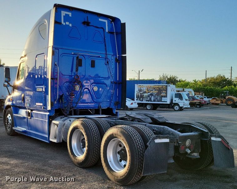 image for item MO9668 2015 Freightliner Cascadia 113  semi truck