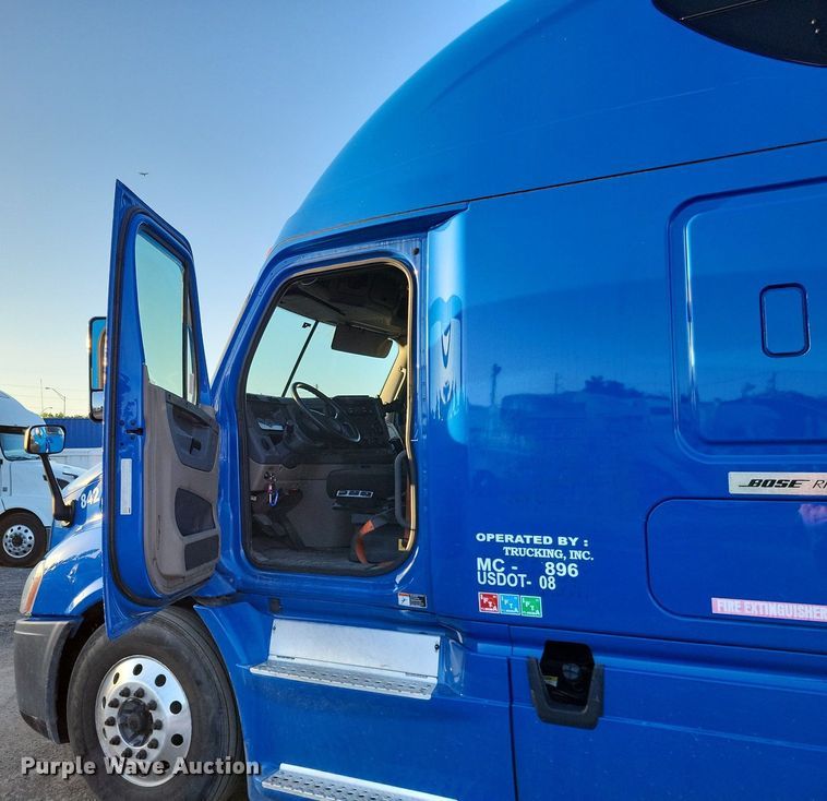 image for item MO9668 2015 Freightliner Cascadia 113  semi truck