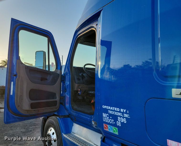 image for item MO9668 2015 Freightliner Cascadia 113  semi truck