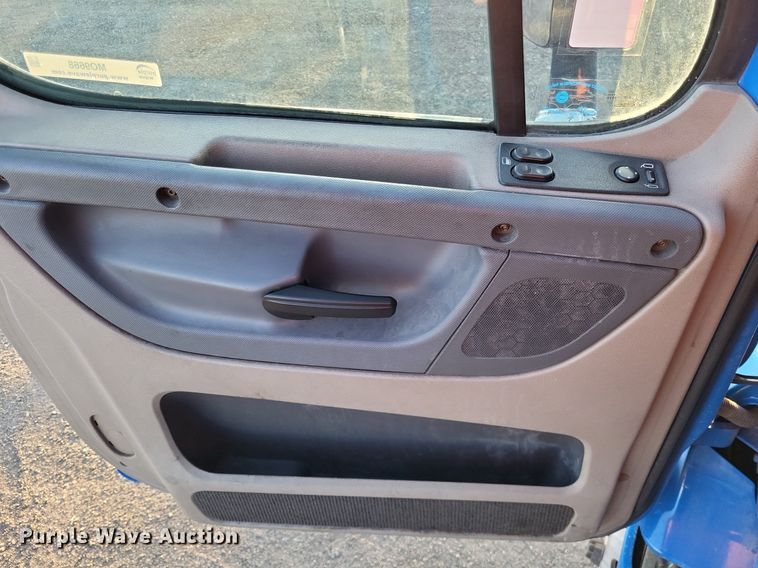 image for item MO9668 2015 Freightliner Cascadia 113  semi truck